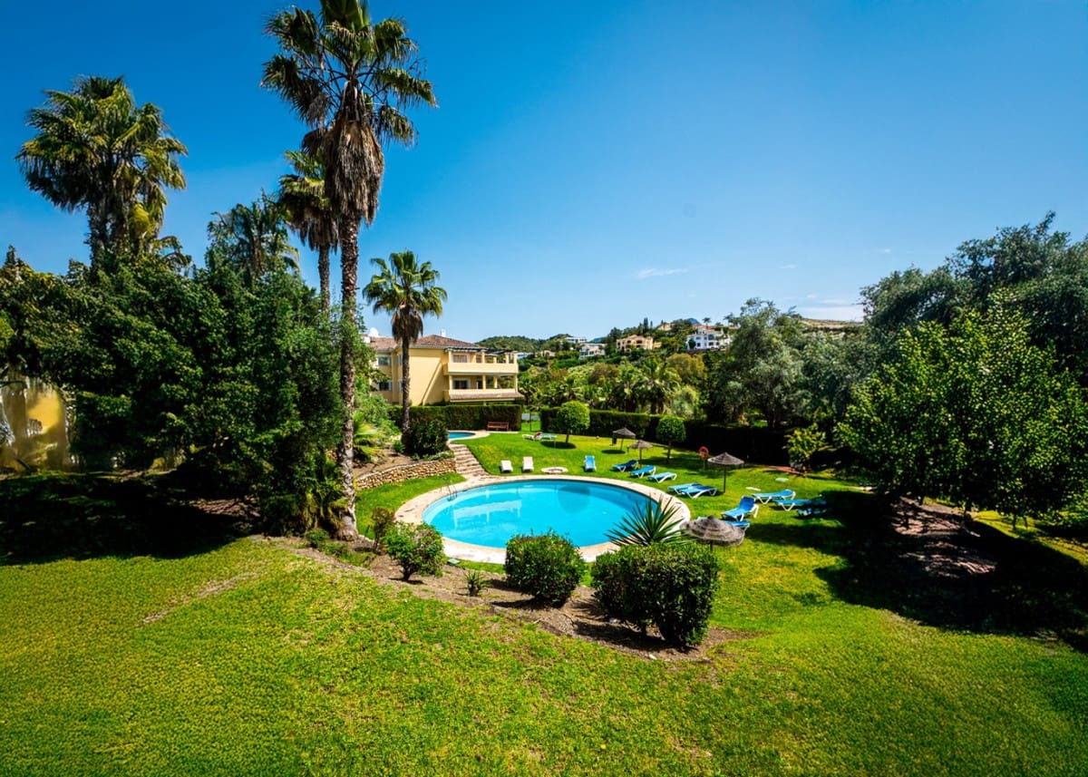 2 bedroom Apartment for sale in Benahavis with pool garage - € 595,000 (Ref: 9535059)