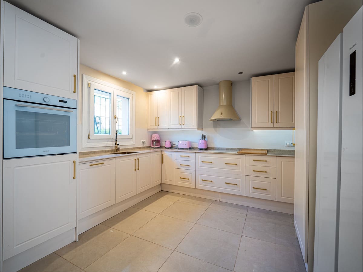 4 Zimmer Haus zu verkaufen in El Paraiso mit Pool Garage - 649.000 € (Ref: 9535062)