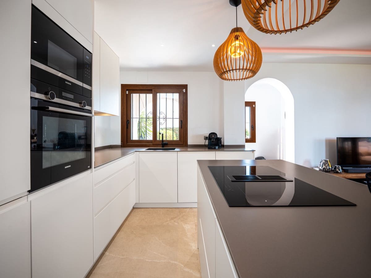 3 soverom Leilighet til salgs i Nueva Andalucia med svømmebasseng garasje - € 795 000 (Ref: 9535072)