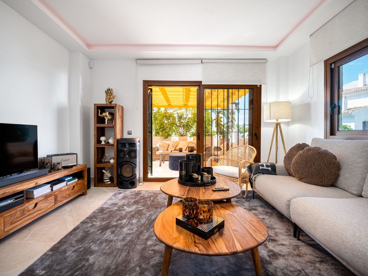 3 soverom Leilighet til salgs i Nueva Andalucia med svømmebasseng garasje - € 795 000 (Ref: 9535072)