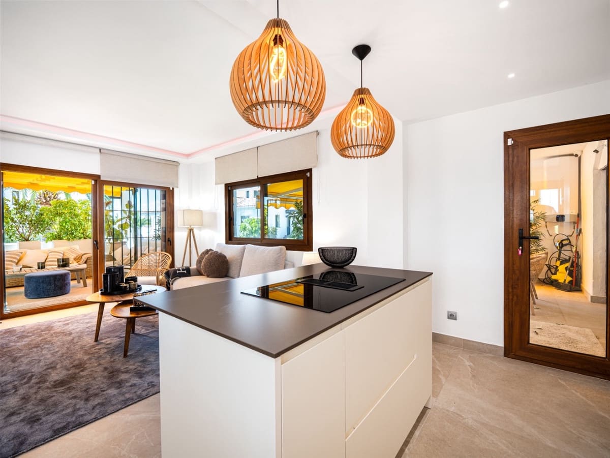 3 soverom Leilighet til salgs i Nueva Andalucia med svømmebasseng garasje - € 795 000 (Ref: 9535072)