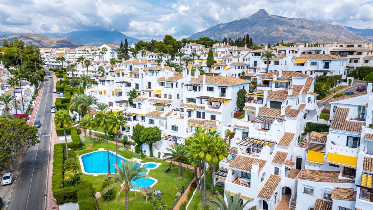 3 soverom Leilighet til salgs i Nueva Andalucia med svømmebasseng garasje - € 795 000 (Ref: 9535072)