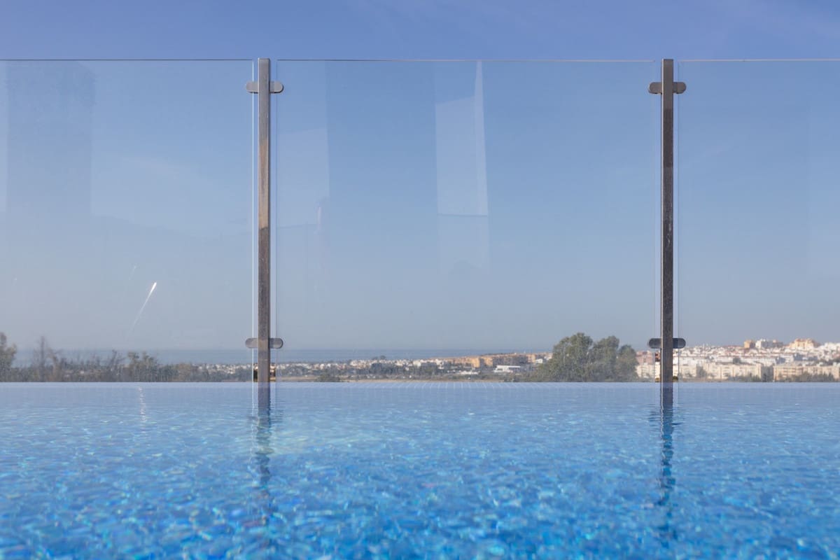 2 soverom Leilighet til salgs i Nueva Andalucia med svømmebasseng garasje - € 890 000 (Ref: 9535092)