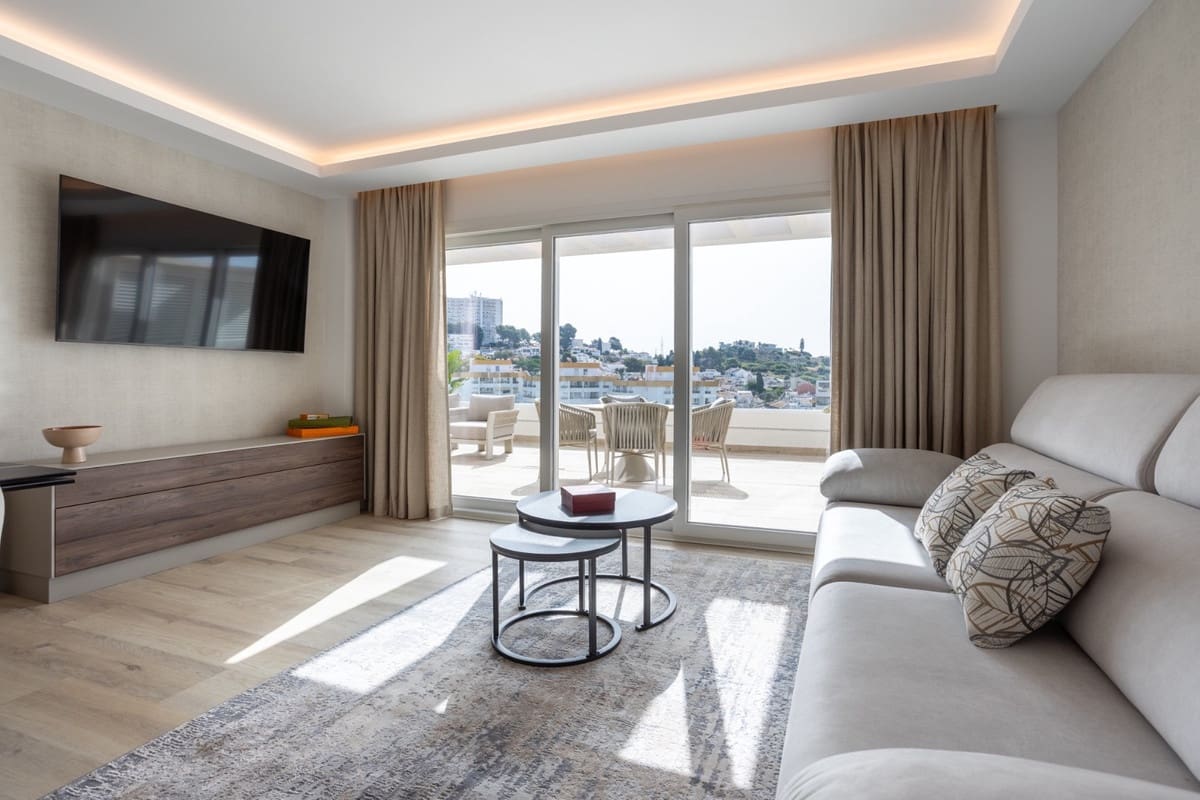 2 soverom Leilighet til salgs i Nueva Andalucia med svømmebasseng garasje - € 890 000 (Ref: 9535092)