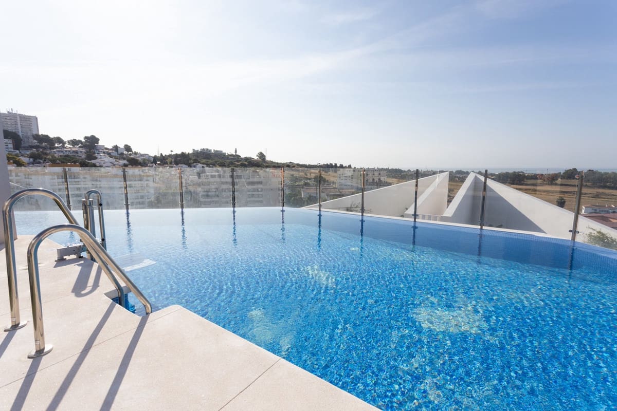 2 soverom Leilighet til salgs i Nueva Andalucia med svømmebasseng garasje - € 890 000 (Ref: 9535092)