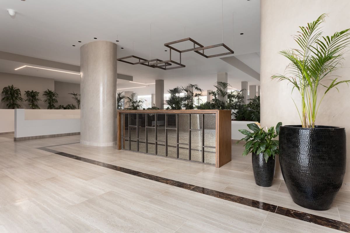 2 soverom Leilighet til salgs i Nueva Andalucia med svømmebasseng garasje - € 890 000 (Ref: 9535092)