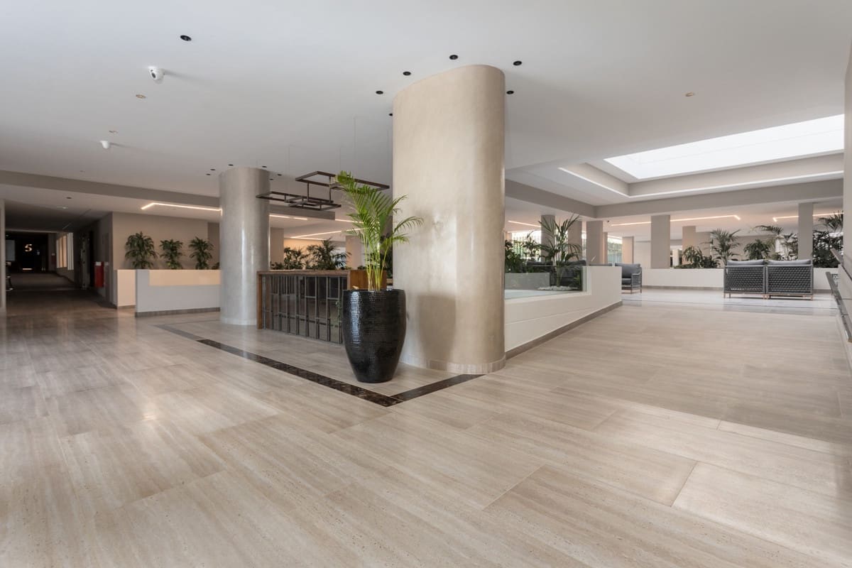 2 soverom Leilighet til salgs i Nueva Andalucia med svømmebasseng garasje - € 890 000 (Ref: 9535092)