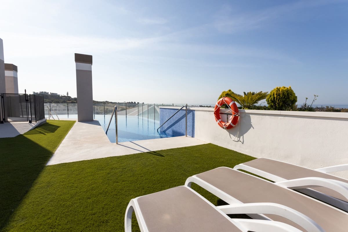 2 soverom Leilighet til salgs i Nueva Andalucia med svømmebasseng garasje - € 890 000 (Ref: 9535092)