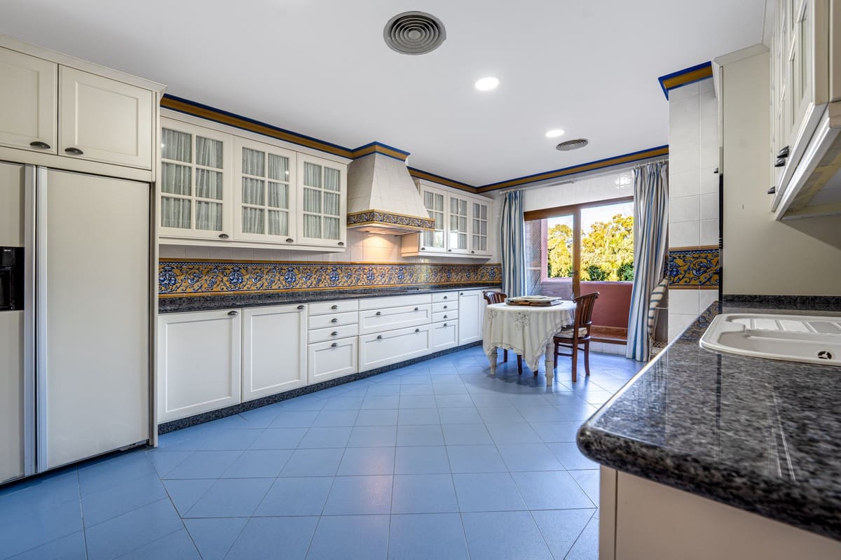 5 quarto Penthouse para venda em Guadalmina com piscina garagem - 2 295 000 € (Ref: 9535105)