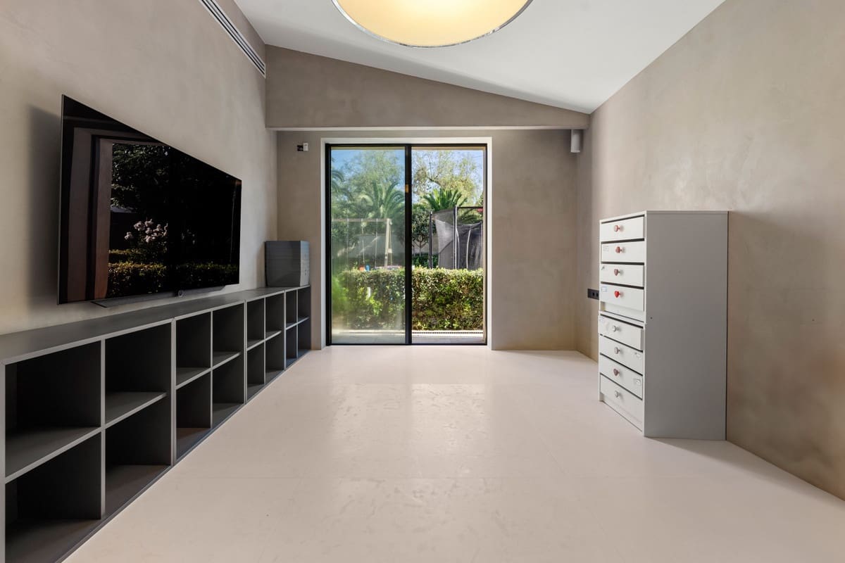 6 bedroom Villa for sale in Rio Real with pool garage - € 3,500,000 (Ref: 9535108)