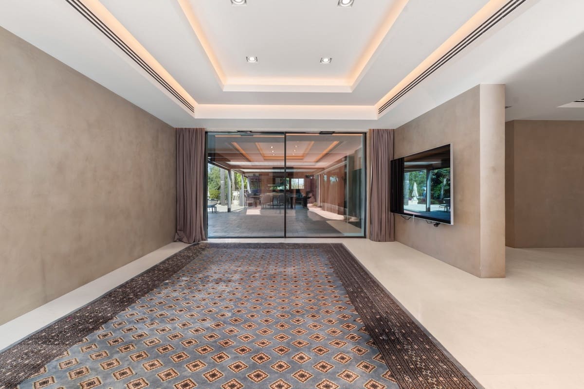 6 bedroom Villa for sale in Rio Real with pool garage - € 3,500,000 (Ref: 9535108)