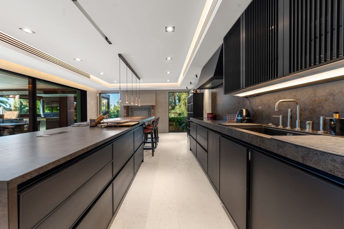 6 bedroom Villa for sale in Rio Real with pool garage - € 3,500,000 (Ref: 9535108)