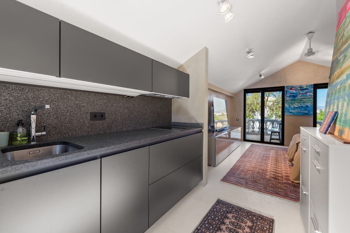 6 bedroom Villa for sale in Rio Real with pool garage - € 3,500,000 (Ref: 9535108)