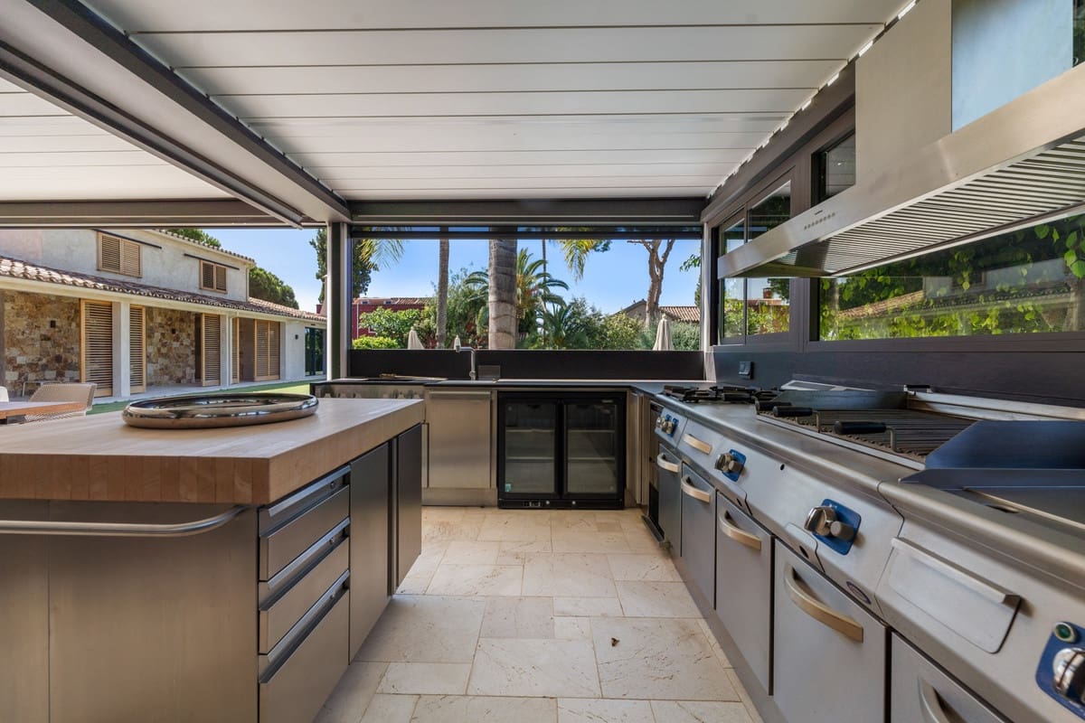 6 bedroom Villa for sale in Rio Real with pool garage - € 3,500,000 (Ref: 9535108)