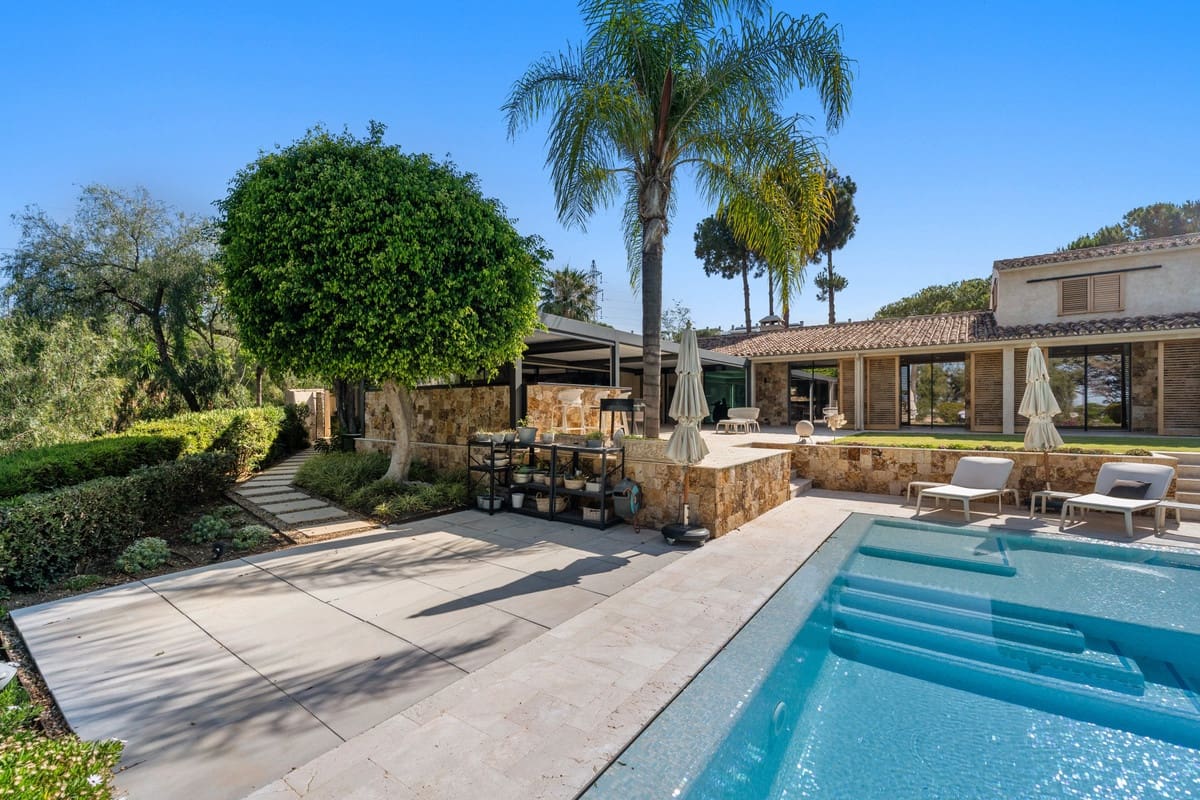 6 bedroom Villa for sale in Rio Real with pool garage - € 3,500,000 (Ref: 9535108)