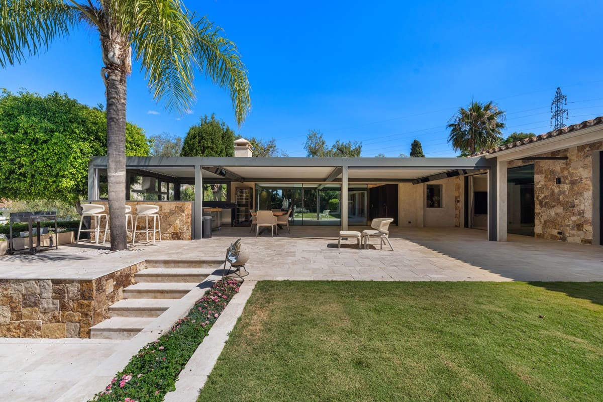 6 bedroom Villa for sale in Rio Real with pool garage - € 3,500,000 (Ref: 9535108)