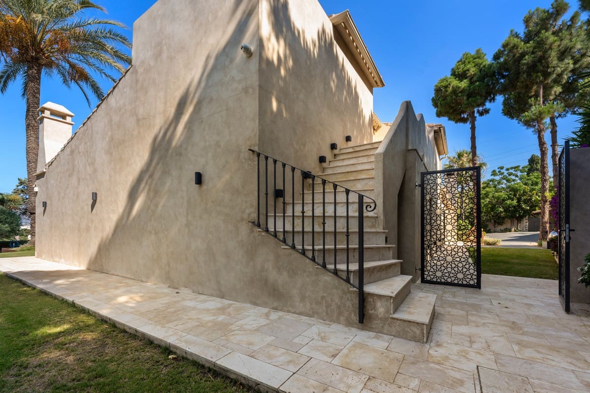 6 bedroom Villa for sale in Rio Real with pool garage - € 3,500,000 (Ref: 9535108)