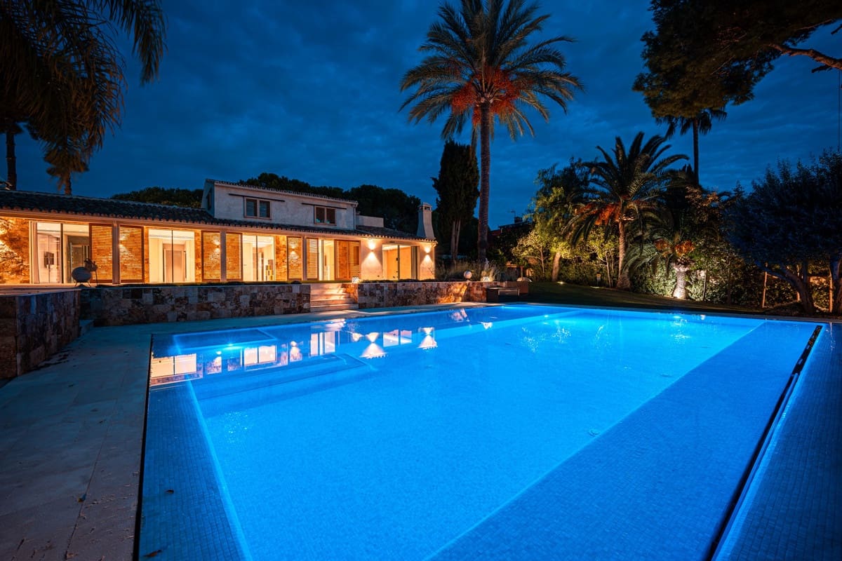 6 bedroom Villa for sale in Rio Real with pool garage - € 3,500,000 (Ref: 9535108)