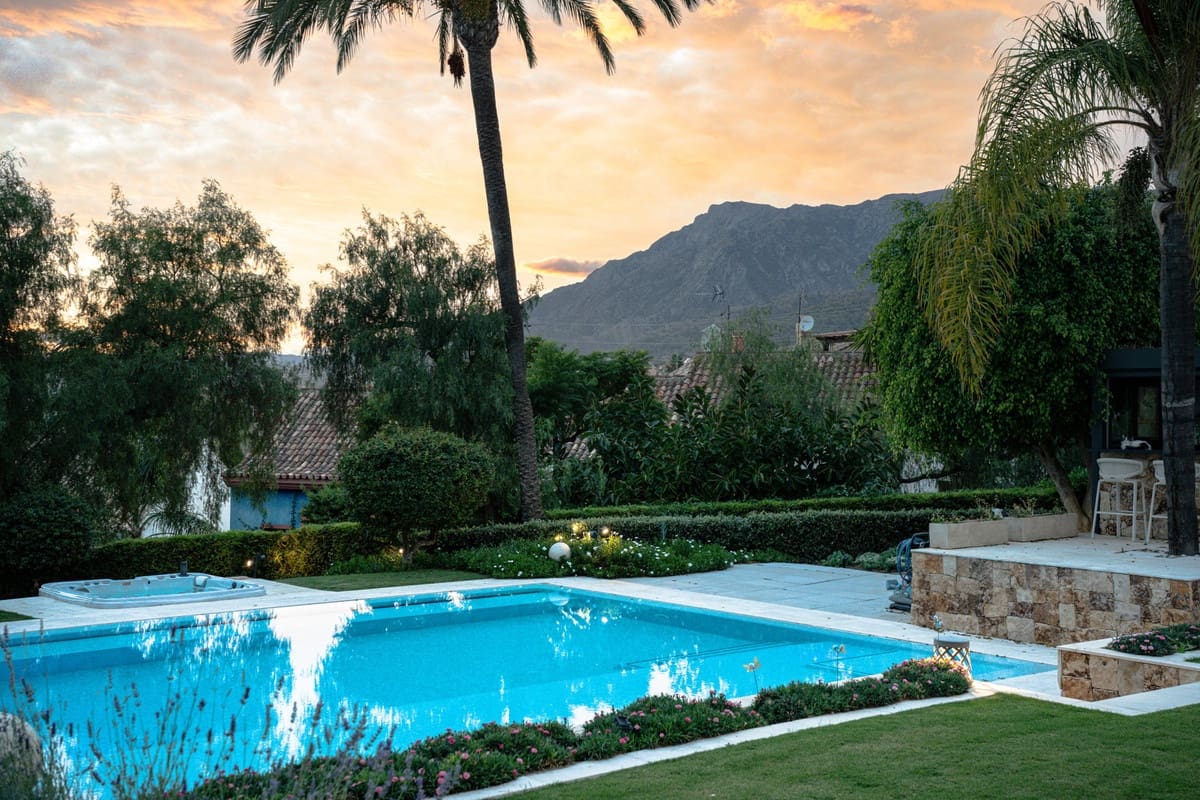 6 bedroom Villa for sale in Rio Real with pool garage - € 3,500,000 (Ref: 9535108)