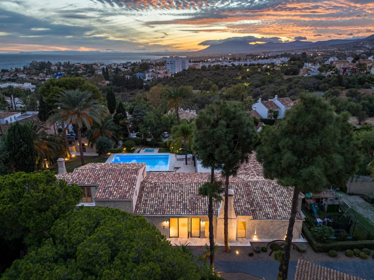 6 bedroom Villa for sale in Rio Real with pool garage - € 3,500,000 (Ref: 9535108)