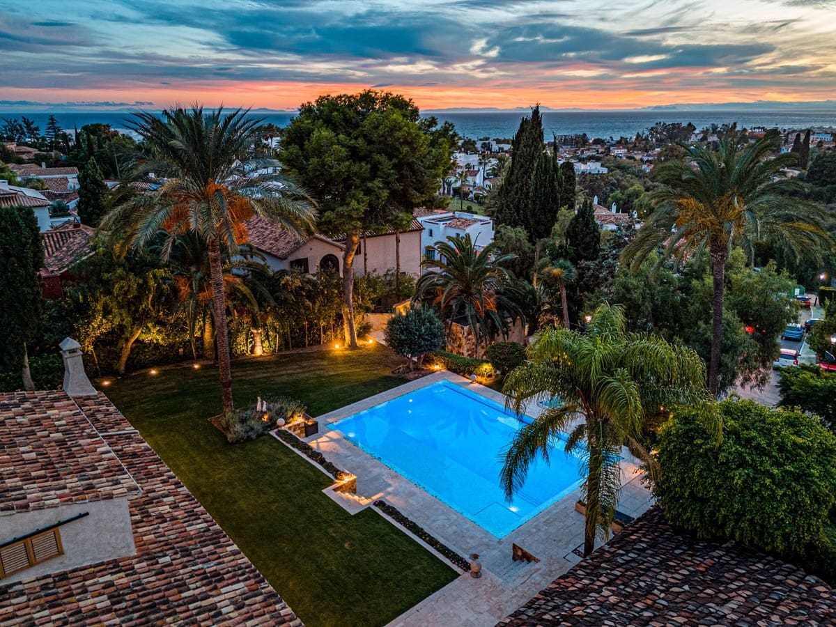 6 bedroom Villa for sale in Rio Real with pool garage - € 3,500,000 (Ref: 9535108)