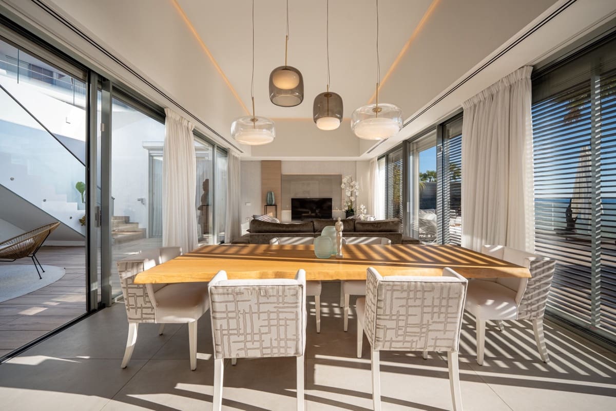 4 soveværelse Villa til salg i Estepona med swimmingpool garage - € 3.750.000 (Ref: 9535109)