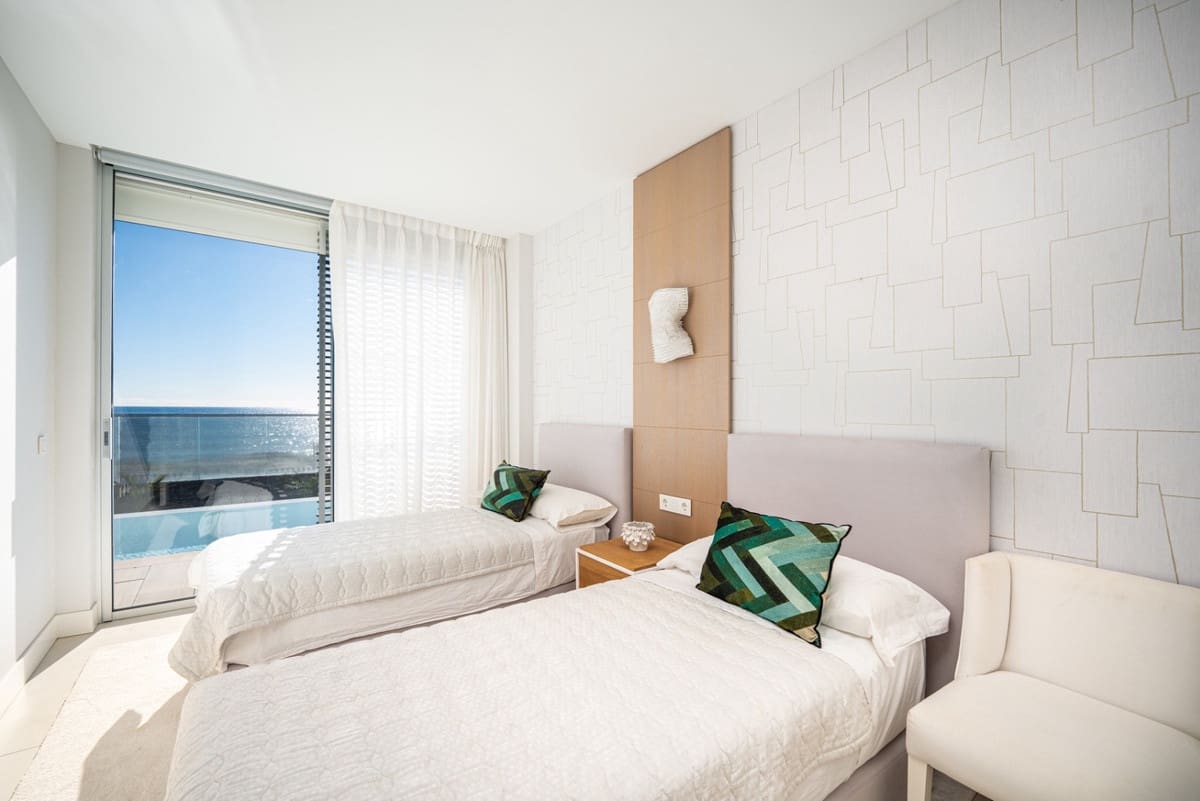 4 soveværelse Villa til salg i Estepona med swimmingpool garage - € 3.750.000 (Ref: 9535109)