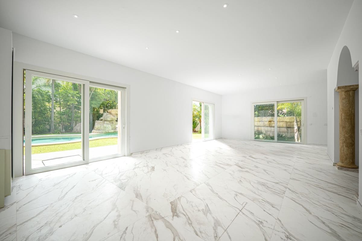 4 bedroom Villa for sale in Los Monteros with pool garage - € 4,050,000 (Ref: 9535111)