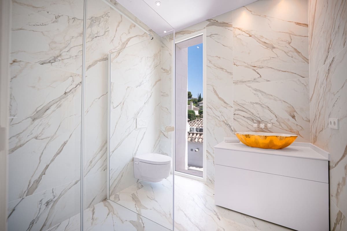 4 bedroom Villa for sale in Los Monteros with pool garage - € 4,050,000 (Ref: 9535111)