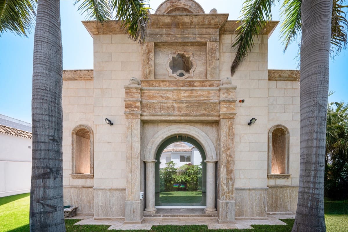 4 bedroom Villa for sale in Los Monteros with pool garage - € 4,050,000 (Ref: 9535111)