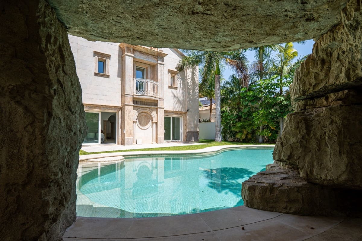 4 bedroom Villa for sale in Los Monteros with pool garage - € 4,050,000 (Ref: 9535111)