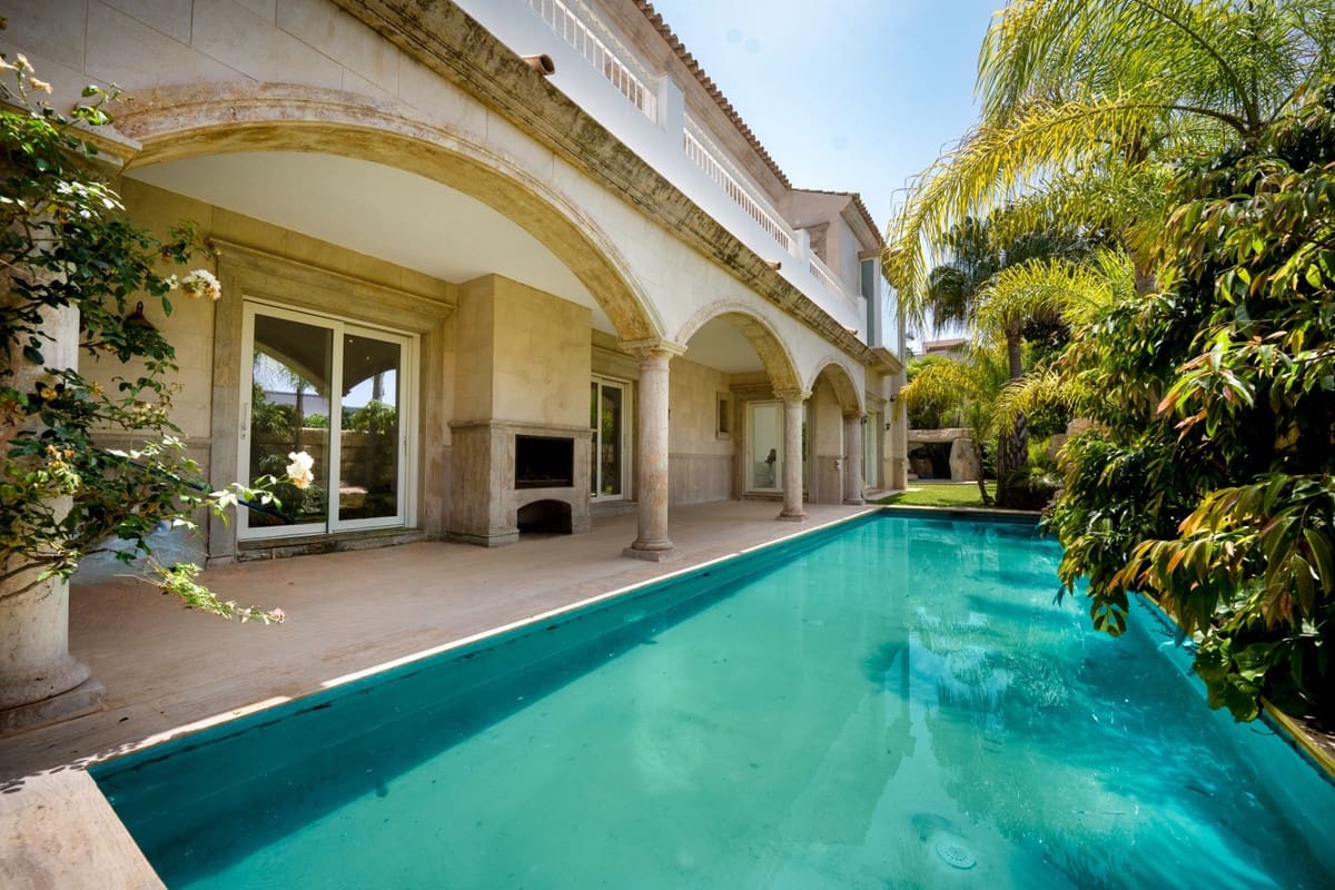 4 bedroom Villa for sale in Los Monteros with pool garage - € 4,050,000 (Ref: 9535111)