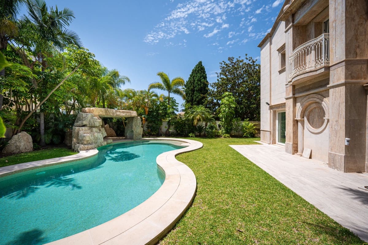 4 bedroom Villa for sale in Los Monteros with pool garage - € 4,050,000 (Ref: 9535111)