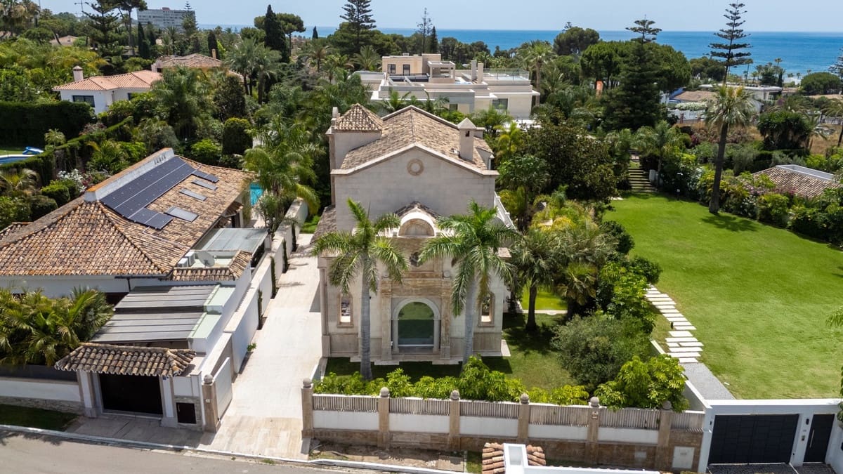 4 bedroom Villa for sale in Los Monteros with pool garage - € 4,050,000 (Ref: 9535111)