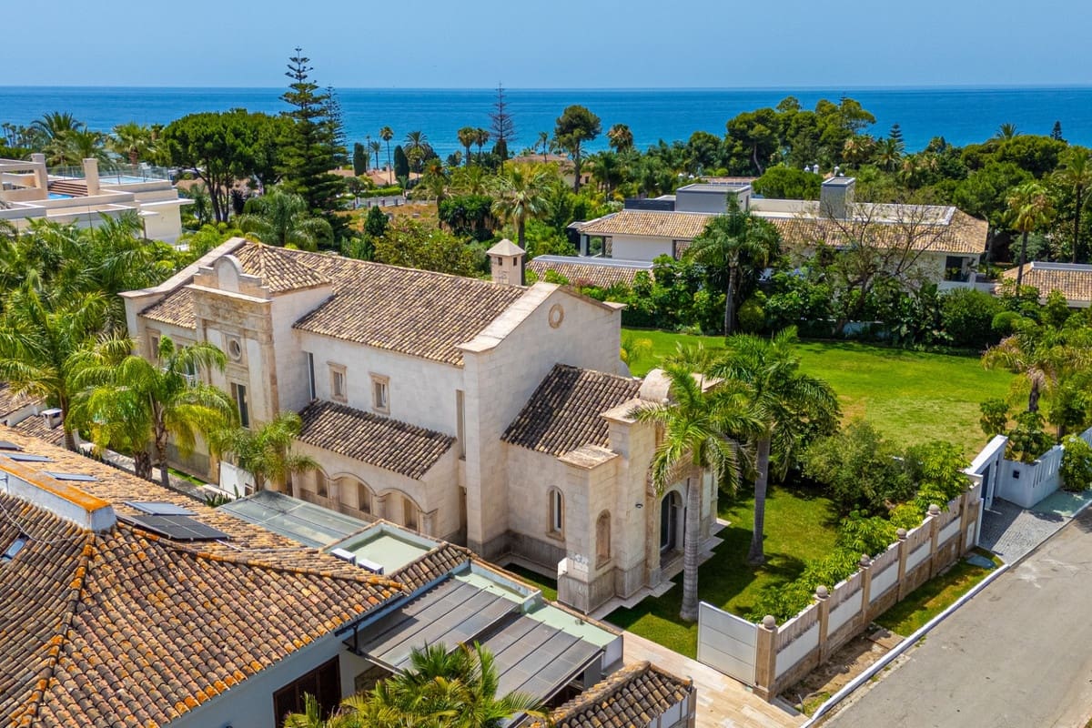 4 bedroom Villa for sale in Los Monteros with pool garage - € 4,050,000 (Ref: 9535111)