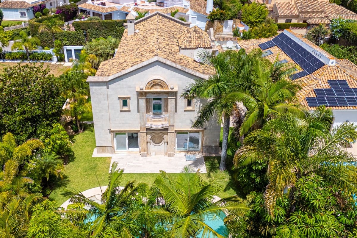 4 bedroom Villa for sale in Los Monteros with pool garage - € 4,050,000 (Ref: 9535111)