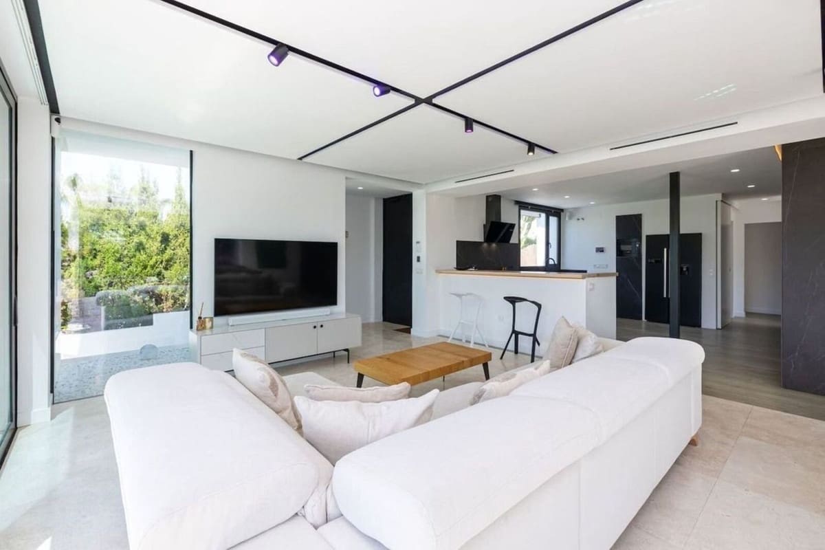 3 bedroom Villa for sale in Mijas Costa with pool - € 720,000 (Ref: 9535120)