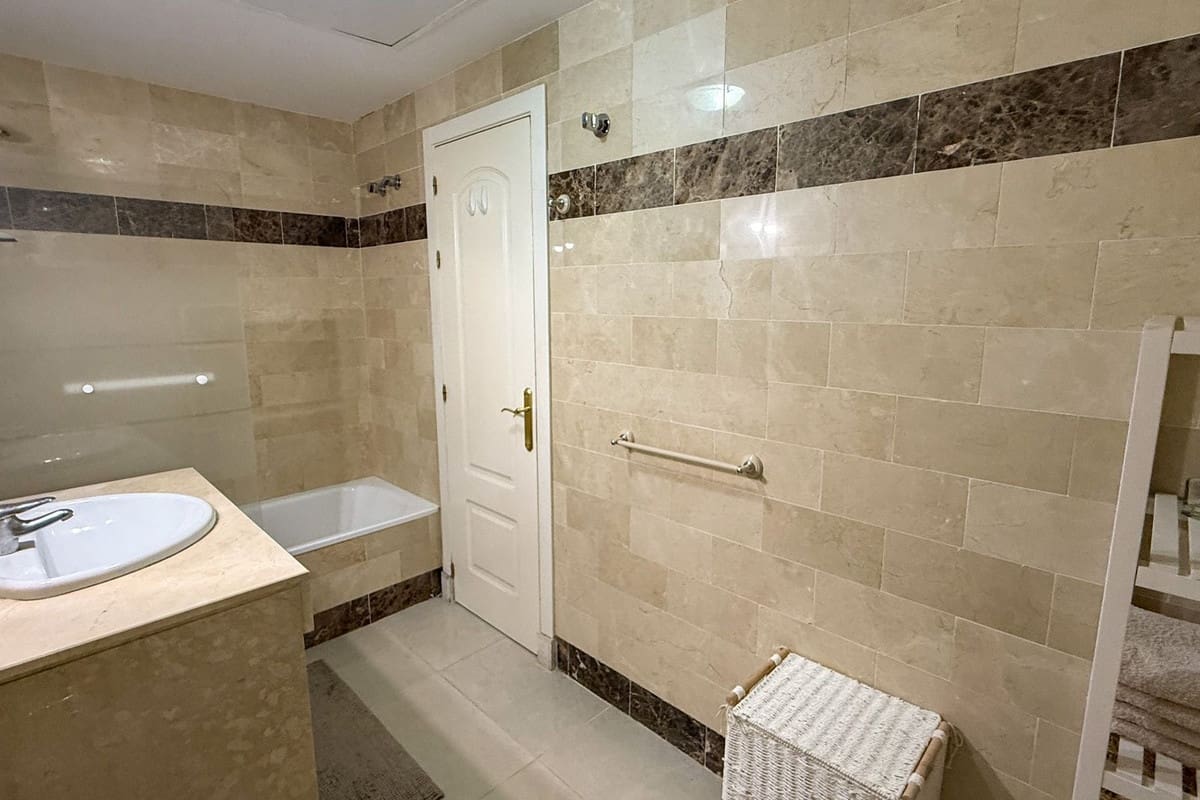 1 camera da letto Appartamento in vendita in New Golden Mile con piscina garage - 275.000 € (Rif: 9536933)