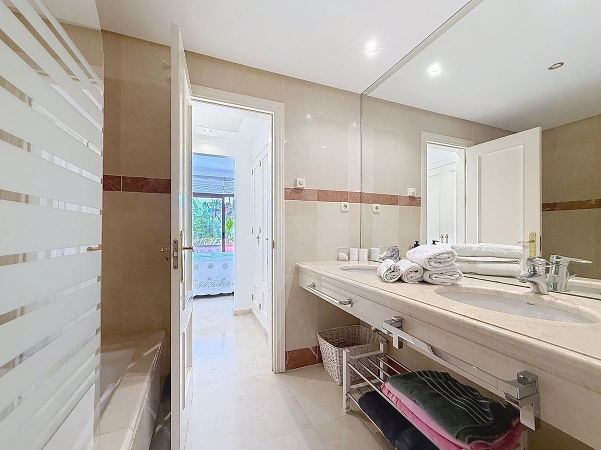 2 Zimmer Apartment zu verkaufen in Costalita mit Pool Garage - 1.183.000 € (Ref: 9536975)