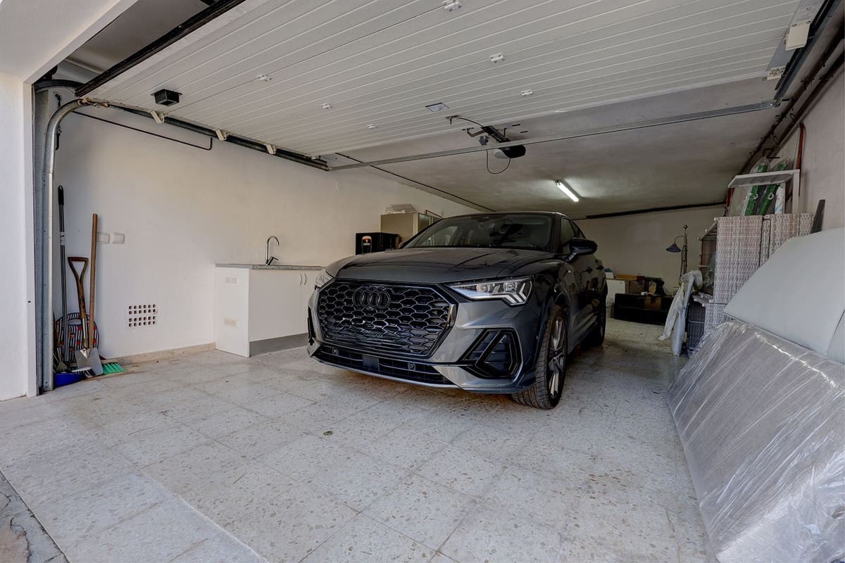 4 soverom Kjedet enebolig til salgs i Calahonda med svømmebasseng garasje - € 1 275 000 (Ref: 9536989)