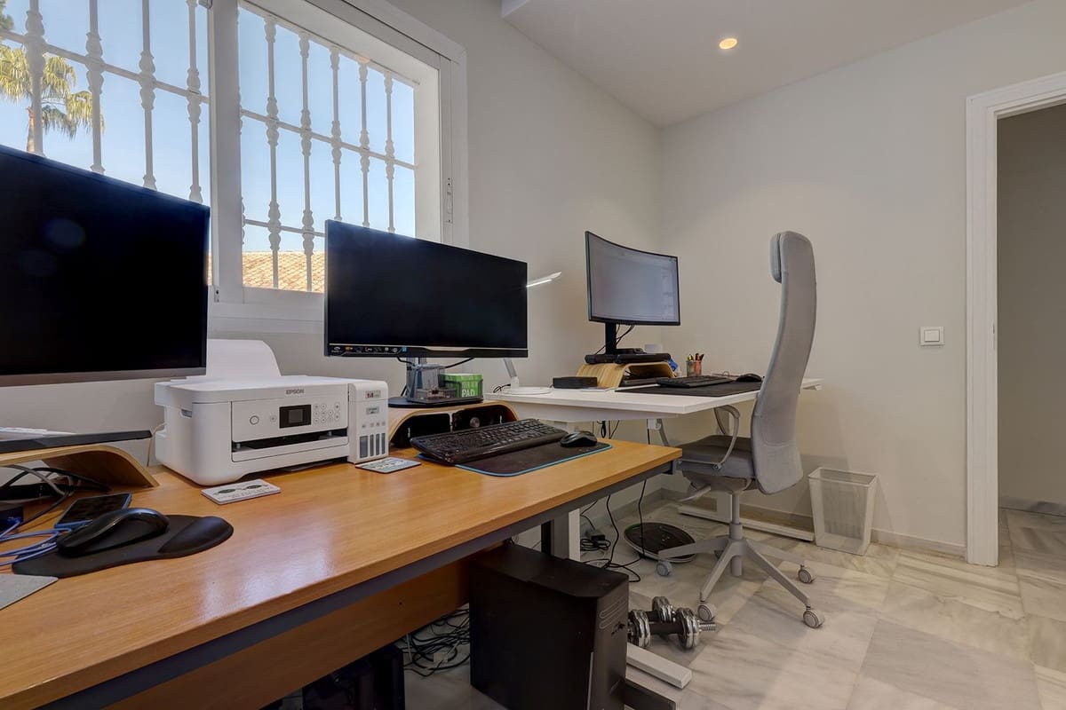 4 soverom Kjedet enebolig til salgs i Calahonda med svømmebasseng garasje - € 1 275 000 (Ref: 9536989)