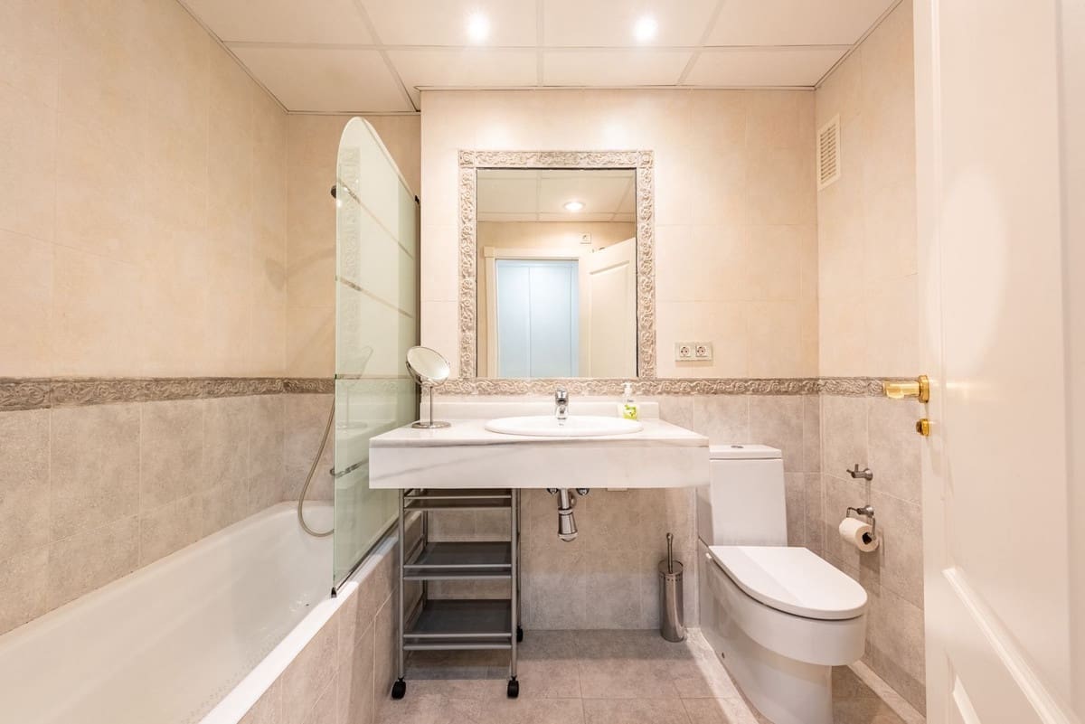 2 bedroom Apartment for sale in Estepona with pool garage - € 444,000 (Ref: 9537019)