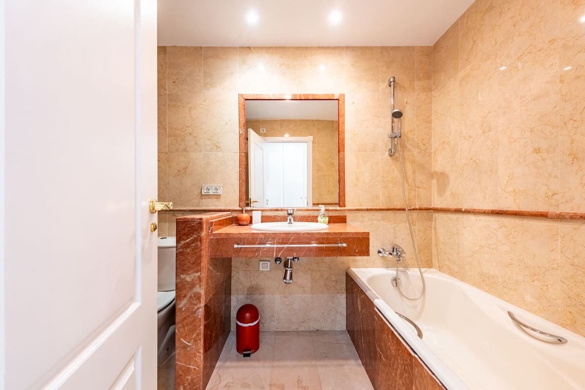 2 bedroom Apartment for sale in Estepona with pool garage - € 444,000 (Ref: 9537019)