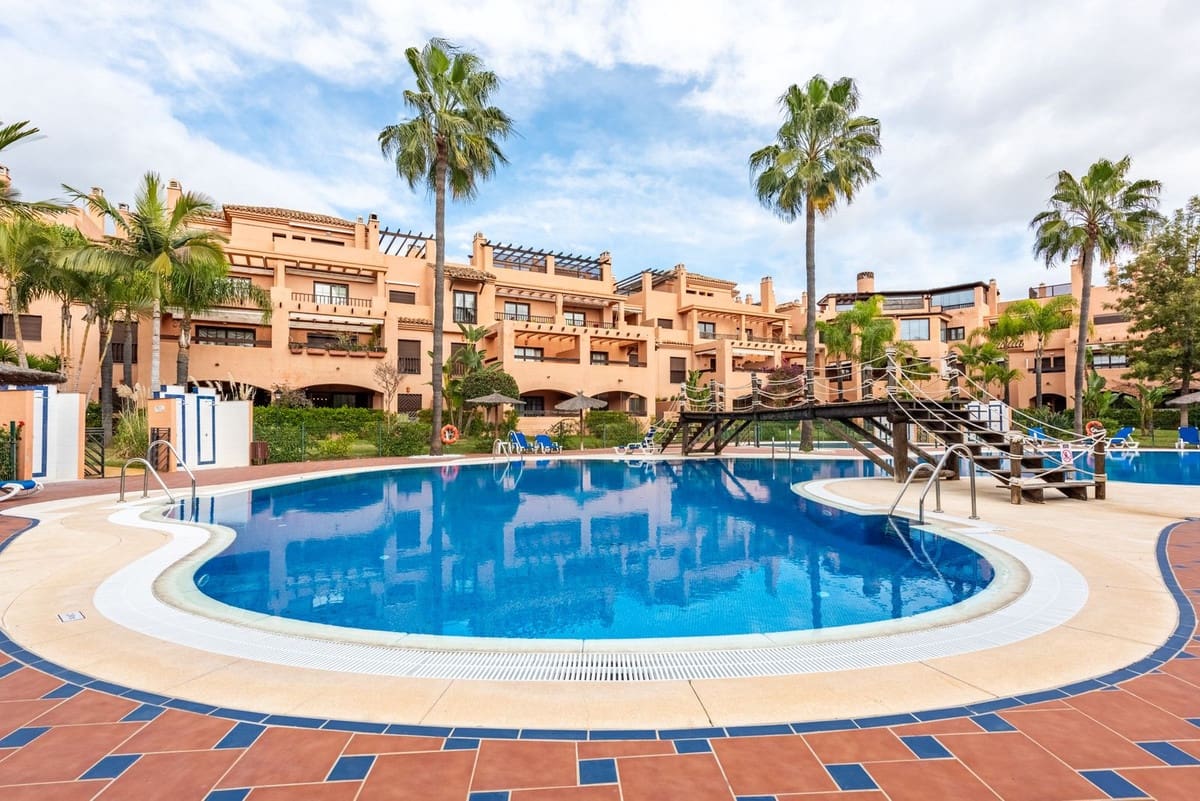 2 bedroom Apartment for sale in Estepona with pool garage - € 444,000 (Ref: 9537019)