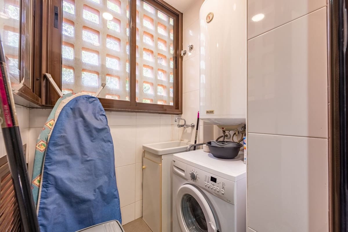 2 bedroom Apartment for sale in Estepona with pool garage - € 444,000 (Ref: 9537019)