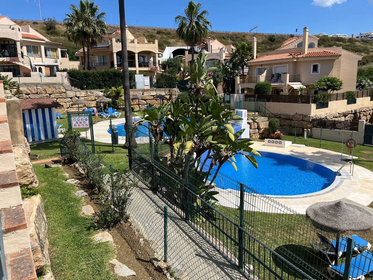 4 soverom Kjedet enebolig til salgs i Riviera del Sol med svømmebasseng garasje - € 495 000 (Ref: 9549801)