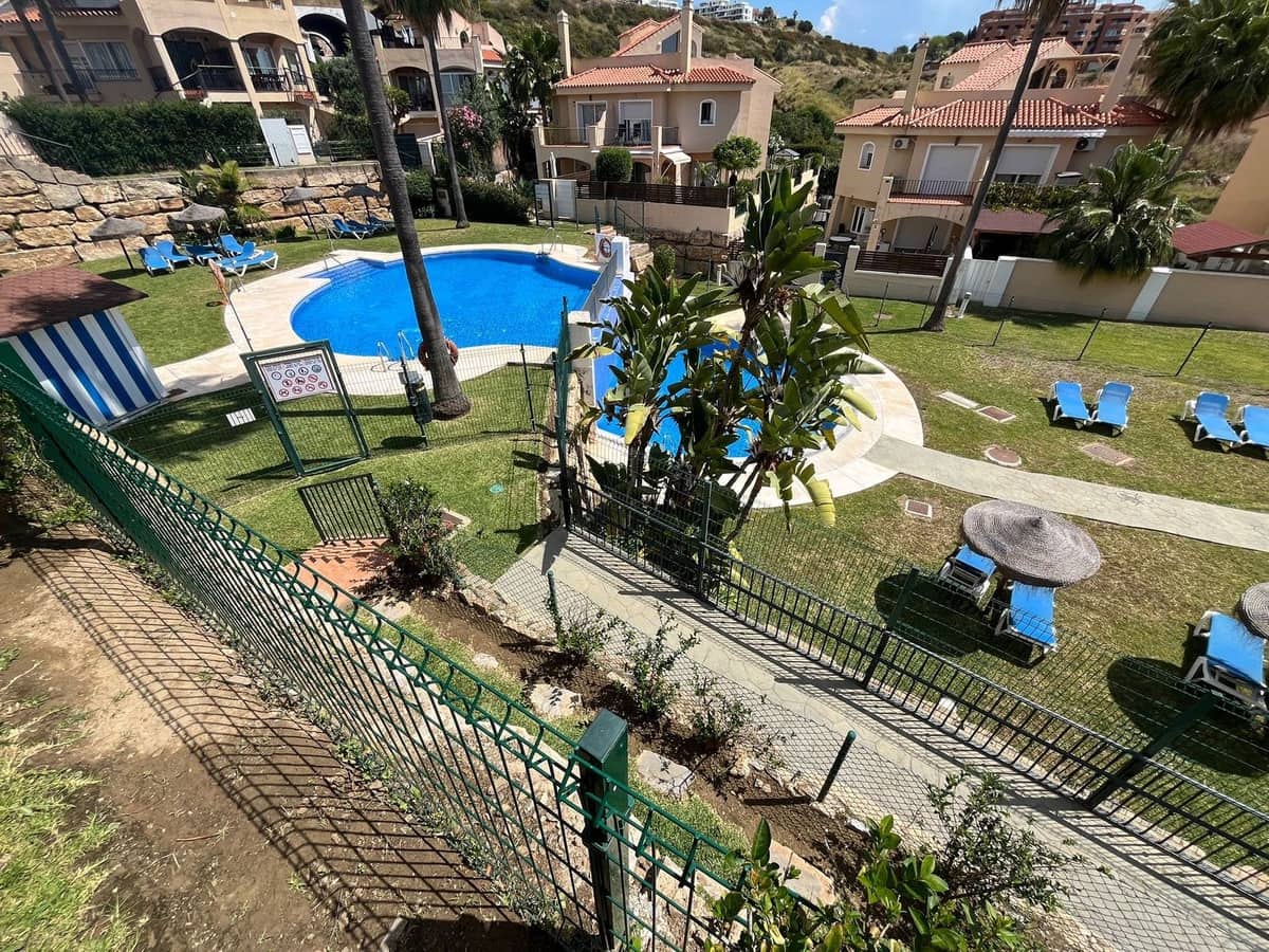 4 soverom Kjedet enebolig til salgs i Riviera del Sol med svømmebasseng garasje - € 495 000 (Ref: 9549801)