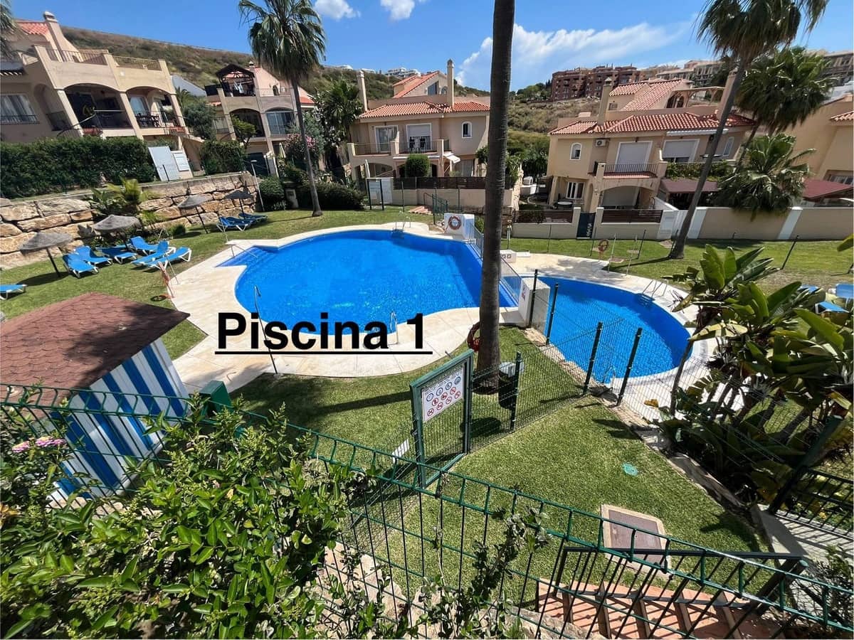 4 soverom Kjedet enebolig til salgs i Riviera del Sol med svømmebasseng garasje - € 495 000 (Ref: 9549801)