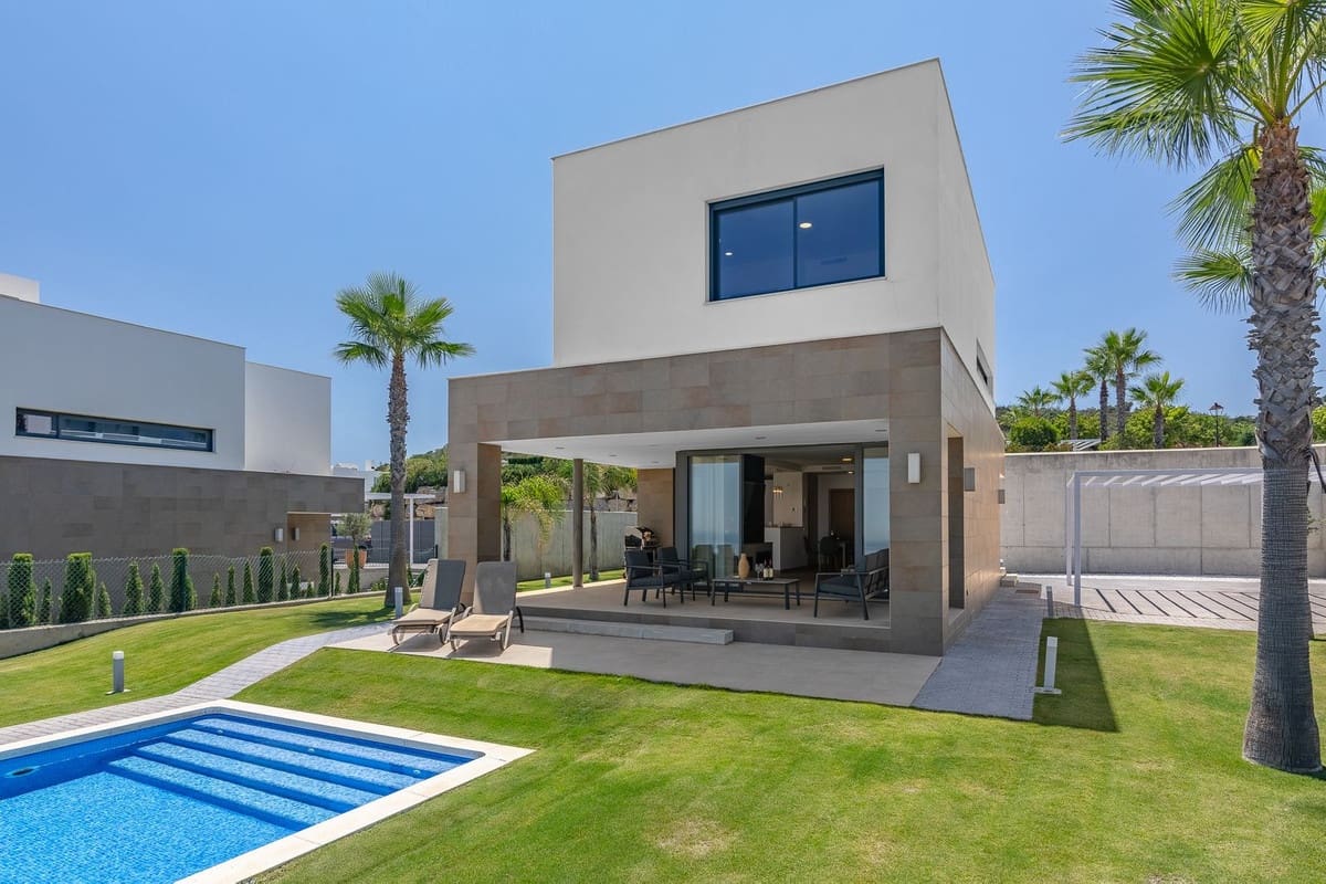 4 sovrum Villa till salu i Manilva med pool garage - 1 150 000 € (Ref: 9549806)