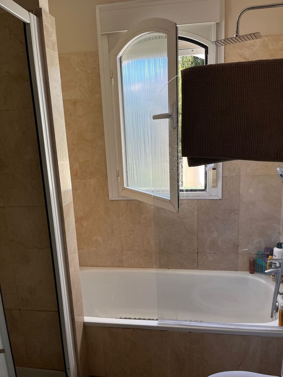 4 soveværelse Semi-Rækkehus til salg i Riviera del Sol med swimmingpool garage - € 460.000 (Ref: 9549807)